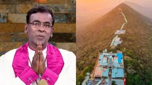 சென்னிமலையை  ஜீசஸ் மலையாக்குவோம்.. கிளம்பிய சர்ச்சை.. கையெடுத்து கும்பிட்டு பாதிரியார் மன்னிப்பு 