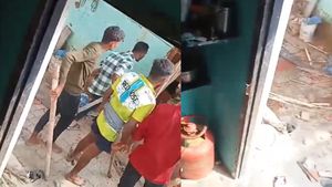 கீழ்சாதி ஹாரன் அடிப்பியா? மதுரையில் வெடித்த ஜாதி வன்முறை.. தலித் வீடுகள் சூறை -போலீஸ் மீதும் புகார் 