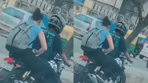 கடமை உணர்ச்சிக்கு அளவே இல்லையா.. பைக்கில் செல்லும் போதுகூட லேப்டாப்பில் வேலை பார்த்த இளம்பெண்