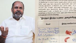 ரத்தத்தின் ரத்தமே.. எடப்பாடி பழனிச்சாமியை ரத்த கையெழுத்து போட்டு வரவேற்கும் ஆர்.பி. உதயகுமார் 
