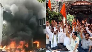 பற்றி எரியும் மகாராஷ்டிரா! தீவிரமானது மராத்தா இடஒதுக்கீடு- ஷிண்டே ஆதரவு எம்.பிக்கள் திடீர் ராஜினாமா! 