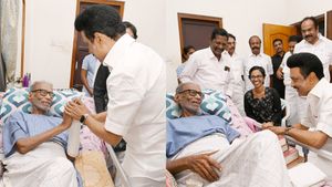  ஆட்சிக்கு எதிரானவரை அரவணைத்த ஸ்டாலின்!  - நெடுமாறன் சந்திப்பு சொல்லும் செய்தி என்ன?