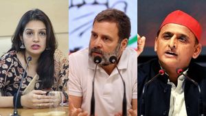 திகிலில் தில்லி.. ராகுல், பிரியங்கா,அகிலேஷ் ஐபோனை உளவு பார்க்கும் மத்திய அரசு? ஆப்பிள் அலர்டால் பரபர