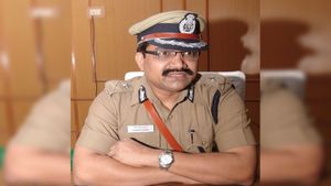 930 கோடி மோசடி.. பெண் இயக்குநரை கடத்தி பணம் பறித்த வழக்கு.. பிரமோத் குமார் ஐபிஎஸ் கோவையில் சரண் 
