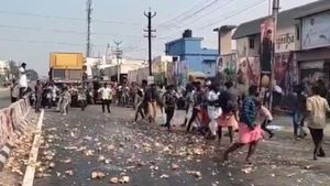  நடு ரோட்டில் வெறித்தனமாக தேங்காய் உடைத்து அலப்பறை செய்த விஜய் ரசிகர்கள்.. அலறி ஓடிய பொதுமக்கள்!