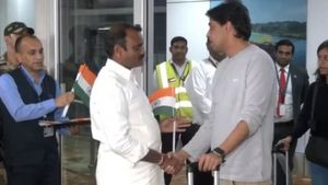 இஸ்ரேலில் இருந்து டெல்லிக்கு வந்த 5வது விமானம்..23 தமிழர்கள் உள்பட 286இந்தியர்கள் தாயகம் திரும்பினர்