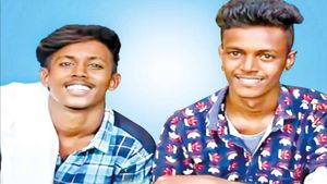 தேனி அருகே மைல்கல்லின் மீது மோதி,  சாக்கடை கால்வாயில் பாய்ந்த பைக்..  2 கல்லூரி மாணவர்கள் பலி 