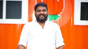  மாட்டிக்கினாரு ஒருத்தரு.. ரூ.100 கோடி மோசடி கும்பலுக்கே விபூதி அடித்த பாஜக மாநில நிர்வாகி கைது!