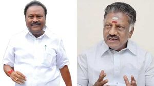 தேவர் தங்க கவசம்.. திண்டுக்கல் சீனிவாசன் மதுரை ஐகோர்ட்டில் வழக்கு.. ஓபிஎஸ் பதிலளிக்க கோர்ட் உத்தரவு 