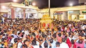 நவராத்திரி திருவிழா.. பழனியில் தண்டாயுதபாணி கோவிலில் தங்க ரதம் இழுக்க போறீங்களா 