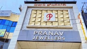 50 செயின், 100 மோதிரம், 100 கம்மல்.. நாகர்கோவில் பிரணவ் கடையில் அனைத்தும் போலி.. அதிர்ந்த போலீஸ் 