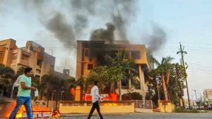 பற்றி எரியும் மராட்டியம்! 2 எம்எல்ஏ வீட்டுக்கு தீவைப்பு.. மாரத்தா இடஒதுக்கீடு போராட்டத்தால் ஊரடங்கு 