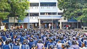 புகார் சொன்ன மாணவியையே பழி வாங்கினாரா தலைமை ஆசிரியை.. சேலத்தில் பெரும் தர்ணா 