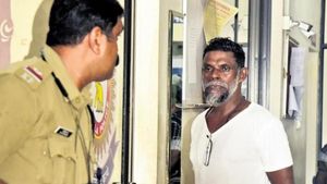 அவங்க காக்கி யூனிபார்ம்ல இருக்காங்க! உங்க ஐடி கார்டு எங்கே? இன்ஸ்பெக்டரிடம் எகிறிய நடிகர் விநாயகன் 