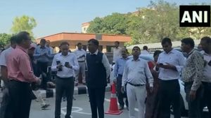 பதறிய மத்திய அமைச்சர்.. டெல்லி நிலநடுக்கத்தில் உயிர் காக்க மான்சுக் மாண்டவியா செய்தது என்ன? போட்டோ