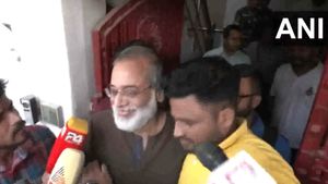  நியூஸ் க்ளிக் செய்தி இணையதள நிறுவனர் பிர்புர் புர்கயஸ்தா ஊபா சட்டத்தின் கீழ் கைது- ஆபீசுக்கு சீல்!