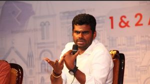 அல்லோகலப்படும் அரசியல்.. நிருபர்களிடம் வாயே திறக்காமல் கடந்துபோன அண்ணாமலை.. அந்த ரியாக்சனை பாருங்க! 