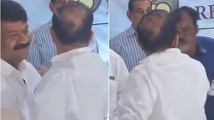 உச்சிக்கேறிய கோபம்.. பாதுகாவலரை மேடையிலேயே அறைந்த உள்துறை அமைச்சர்.. பரவும் ஷாக் வீடியோ 