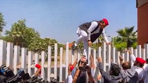 முடிஞ்சா தடுத்து பாருங்க.. சுவர் ஏறி குதித்து அலறவிட்ட அகிலேஷ் யாதவ்.. ஒரே பரபரப்பு.. என்ன நடந்தது? 