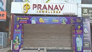 ஆப்பரில் தங்கத்தை அள்ளிட்டு போங்க.. ரூ.100 கோடி மோசடி புகாரில் பிரணவ் ஜுவல்லரி மேலாளர்கள் கைது! அதிரடி