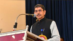 தமிழ்நாட்டில் பிறந்திருந்தால்.. காந்தியையும் சாதி சங்க தலைவராக்கியிருப்பார்கள்.. ஆளுநர் ஆர்.என். ரவி 