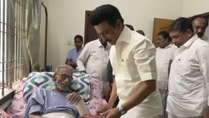படுத்த படுக்கை.. ஓடோடி சென்று நலம் விசாரித்த முதல்வர் ஸ்டாலின்..  பழ.நெடுமாறன் நெகிழ்ச்சி 