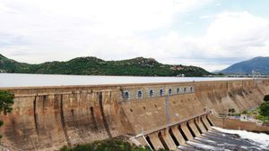 தமிழகத்தில் கால் பதிக்காத காவிரி.. 33 அடியாக சரிந்த மேட்டூர் அணை.. கவலையில் விவசாயிகள் 