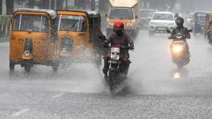 சுத்தி சுத்தி அடிக்கப்போகும் கனமழை.. 13 மாவட்ட மக்கள் ரெடியா இருங்க! சென்னைக்கும் வானிலை அலர்ட் 