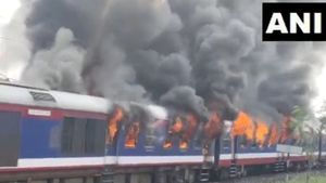 வெறும் சில நொடிகள்தான்! மகாராஷ்டிராவில் ரயிலில் திடீர் தீ விபத்து.. 5 பெட்டிகளுக்கு மளமளவென பரவிய தீ