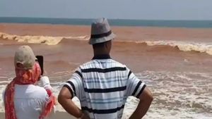 வலுவடைகிறது வடமேற்கு பருவமழை.. சிவப்பு நிறமானது புதுச்சேரி கடல்.. தெறித்து ஓடிய மக்கள்..