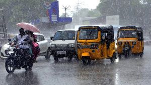 அக்டோபர் இறுதி வரை வெளுத்து வாங்கப்போகும் மழை.. அசால்டா வெளியே கிளம்பாதீங்க..  குடை அவசியம் 