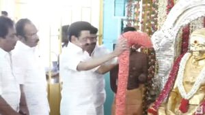 ஹை அலர்ட்டில் பசும்பொன்.. முத்துராமலிங்க தேவர் நினைவிடத்தில் முதலமைச்சர் ஸ்டாலின் மரியாதை 
