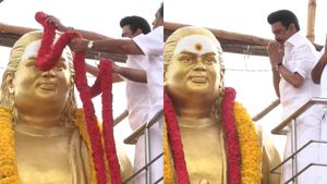 முத்துராமலிங்க தேவர் சிலைக்கு முதல்வர் ஸ்டாலின் மரியாதை.. மதுரையில் அமைச்சர்கள் சூழ மாலை அணிவித்தார் 