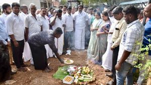மக்கள் காரி துப்பமாட்டார்களா? என்னை பழைய மூர்த்தியாக மாத்திடாதீங்க! அதிகாரிகளை எச்சரித்த அமைச்சர்! 