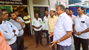 கவுரவத்துக்காக பெரிய மருத்துவமனைகளுக்கு போகாதீங்க! பில்லை தீட்டி விடுவார்கள்! பாமக MLA அருள் அட்வைஸ்