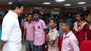 அரசுப் பள்ளிகளில் நீட் தேர்வு பயிற்சி ஏன் தெரியுமா? அமைச்சர் அன்பில் மகேஷ் சொன்ன விளக்கம்! 
