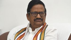 கே.எஸ்.அழகிரிக்கு சொந்தக் கட்சியில் வந்த சோதனை! நெல்லையில் கருப்புக்கொடி காட்டி மகளிரணி எதிர்ப்பு! 