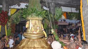 திருவண்ணாமலை தீப திருவிழா கொடியேற்றம்.. விண்ணை எட்டிய அண்ணாமலையாருக்கு அரோகரா முழக்கம் 