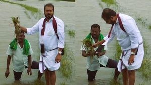 விடிய விடிய கொட்டிய மழை! வயல்களை சூழ்ந்த நீர்! வேட்டியை மடித்துக் கட்டி களமிறங்கிய தமிமுன் அன்சாரி! 