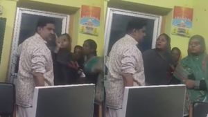  நாத்தம் புடிச்ச சேர்மன் பதவி.. 2 கோடி கொடுத்து இங்க வந்தோம்.. திமுக நகராட்சி தலைவரின் தங்கை ஆவேசம்!