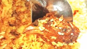பிரியாணி பார்சல் வாங்கியவருக்கு அதிர்ச்சி.. கோழியின் முழு தலை அப்படியே கிடந்ததால் பரபரப்பு 