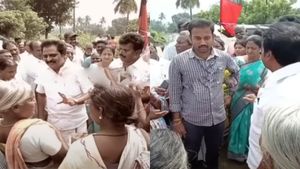 ஏன்யா! இந்த பாட்டிய பார்த்தா வருமான வரி கட்டற மாதிரியா இருக்கு.. விஏஓவை வெளுத்த திமுக எம்எல்ஏ 