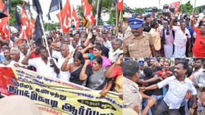 சங்கரய்யாவுக்கு டாக்டர் பட்டம் மறுப்பு-  ஆளுநர் ரவிக்கு கறுப்பு கொடி காட்டிய சிபிஎம்-100 பேர் கைது! 