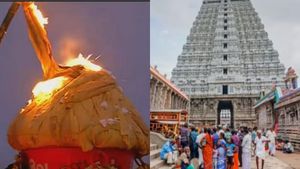  திருவண்ணாமலையில் தீப நாளில் திடீர் பரபரப்பு! அப்படியே சரிந்த சுற்றுச்சுவர்! மூவர் மயக்கம்,பலர் காயம் 