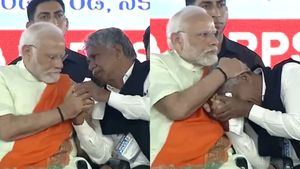 பிரதமரை பார்த்ததும் மேடையில் அழுத எம்ஆர்பிஎஸ் தலைவர்! கட்டியணைத்து ஆறுதல் கூறிய மோடி! உருக்கம் 