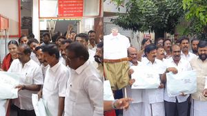 ஆளுநர் ரவிக்கு ஆர்.எஸ்.எஸ். சீருடையை பார்சல் அனுப்பிய பொள்ளாச்சி திமுக! காக்கி டவுசர்-வெள்ளை சட்டை! 