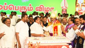 தமிழகத்தில் பாஜக நுழைய திமுக தான் காரணம்! எடப்பாடி முன் ‛அட்டாக்’ செய்த நோவா யுவணராஜ்! யார் இவர்? 
