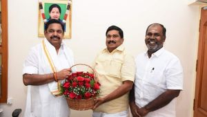  முக்கிய தலையை தட்டித் தூக்கிய எடப்பாடி பழனிசாமி.. தினகரனுக்கு ஷாக் கொடுத்த முன்னாள் எம்.எல்.ஏ!