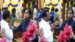  தீபாவளிக்கு மட்டுமே ‛ஓபன்’.. ஹாசனாம்பா கோவிலுக்குள் விடாமல் அமைச்சரை நிறுத்திய பெண் போலீஸ்.. ஏன்? 