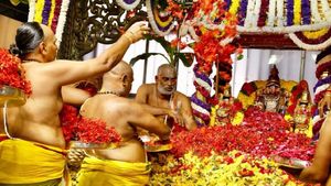 திருப்பதி ஏழுமலையானுக்கு 7 டன் மலர்களால் புஷ்பயாகம்.. ஆர்ஜித சேவைகள் ரத்து.. ஆன்லைன் டிக்கெட் ரிலீஸ் 